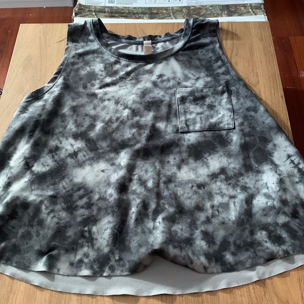 Black tie-dye sports tank top